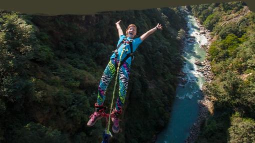 Salto sobre el río Bhote Kosi