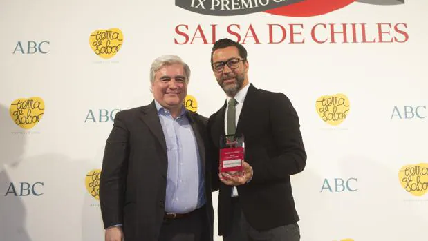 Javier Ferradal entrega el premio a Quique Dacosta
