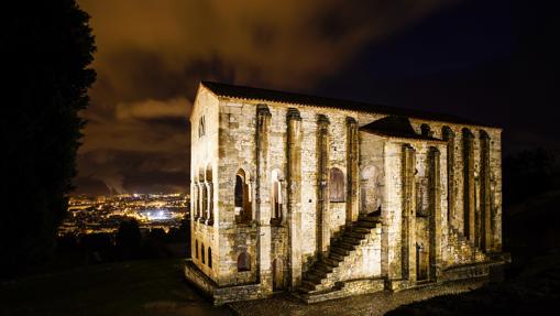 Santa María del Naranco, con Oviedo al fondo