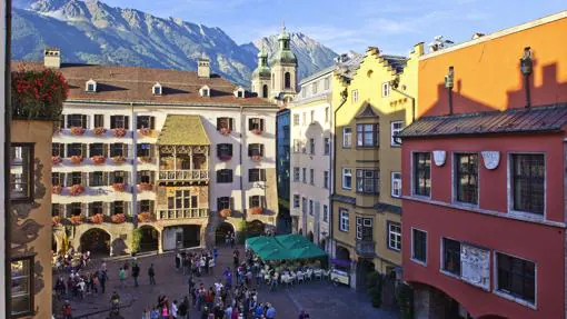 Centro histórico de Innsbruck, con las grandes montañas como telón de fondo