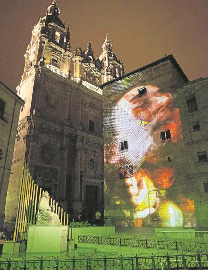 Una imagen cambia el aspecto de la fachada de la Universidad en la pasada edición