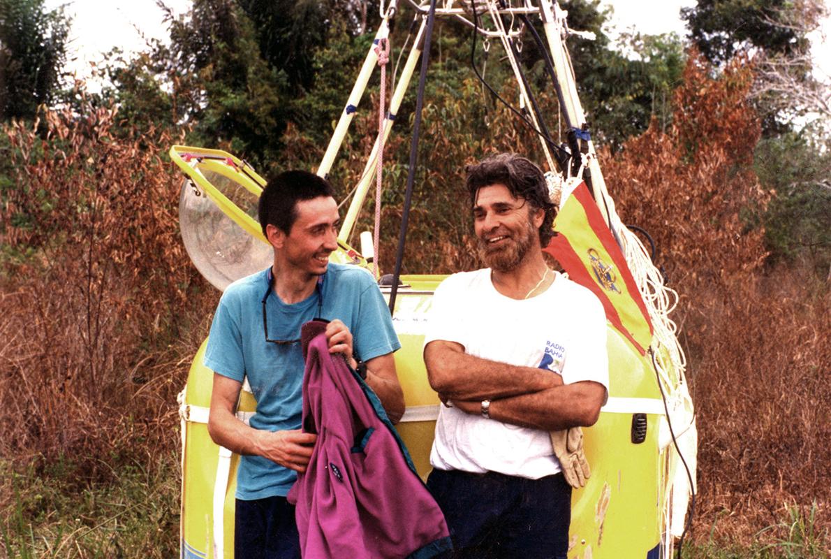 Jesús González Green, a la derecha, acompañado de Tomás Feliú, al final de su aventura en globo en 1992