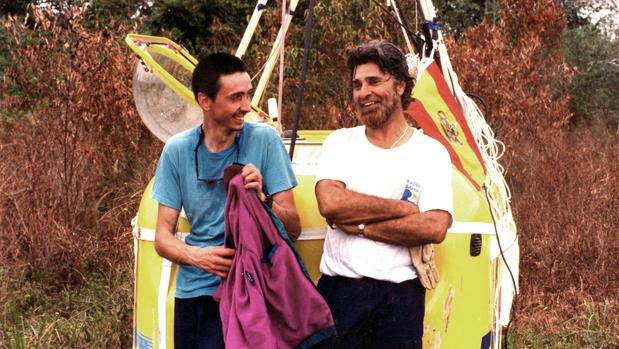 Jesús González Green, a la derecha, acompañado de Tomás Feliú, al final de su aventura en globo en 1992