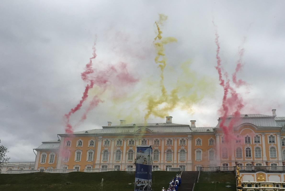 La bandera española sobrevoló los jardines del Palacio de Peterhof durante el espectáculo que puso el broche final al Año Dual de Turismo de España y Rusia