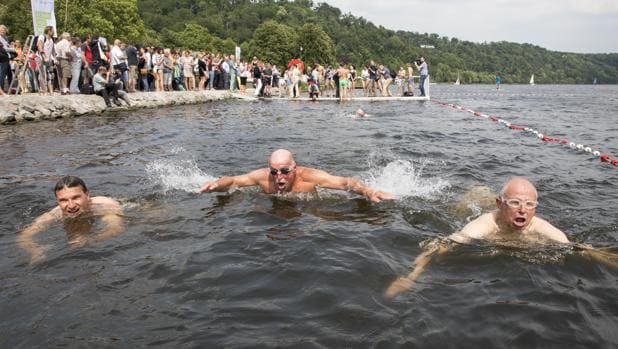 Varios ciudadanos se bañan en las frías aguas del río Ruhr