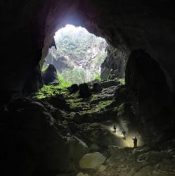 Una de las dolinas de la cueva