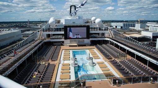 VIsta general de la zona de la piscina del MSC Meraviglia, en Saint Nazaire, antes de su primer viaje oficial