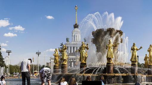 Vista general del reciento ferial permanente con la antigua noria a la izquierda