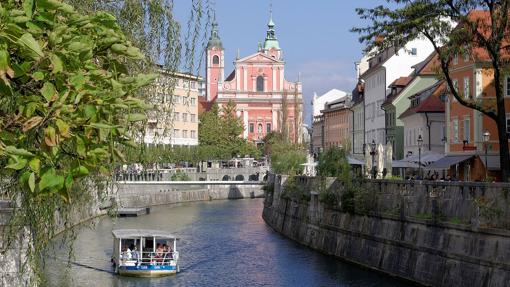 El río Ljubljanica baña la capital eslovena, Liubliana