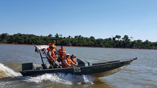 Guardia forestal haciendo patrullaje por agua - Reserva Biológica Limoy - Reserva de Biosfera de Itaipú (Paraguay)