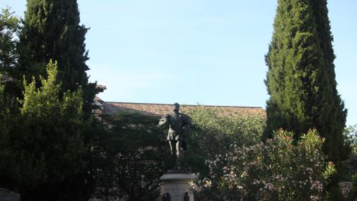 Estatua de Garcilaso de la Vega en la Plaza de San Román