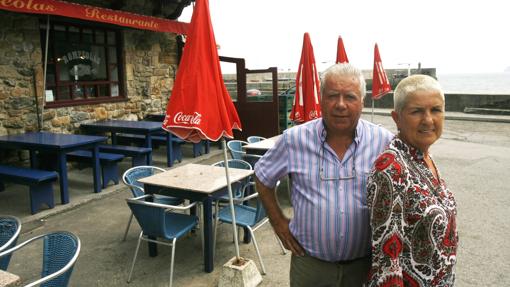 José Martínez Varas 'Josín' y Toya Hortal, propietarios del restaurante Rompeolas