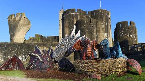 Familia de dragones a orillas del Castillo de Caerphilly