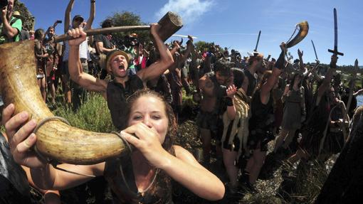 Los «vikingos» desembarcan en las torres de Catoira (Pontevedra) en la recreación del desembarco en el siglo XI de piratas normandos y sarracenos en busca de los tesoros de la Iglesia compostelana