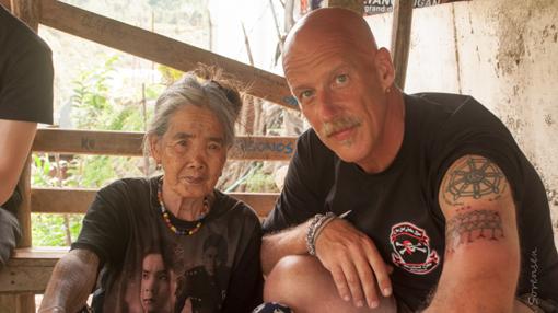 Whang-Od junto a un turista