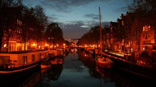 Canal de Ámsterdam de noche