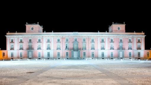 Vista nocturna del palacio