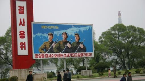 En Corea del Norte no hay vallas publicitarias, sino carteles de la propaganda por doquier