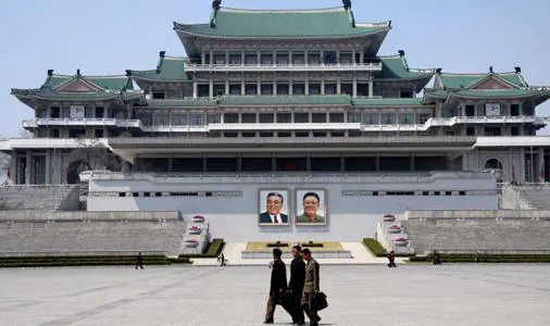 Al igual que el «Gran Hermano» de Orwell, pero en versión sonriente e idealizada por la propaganda, los retratos de los líderes están omnipresentes, como en la Plaza de Kim Il-sung