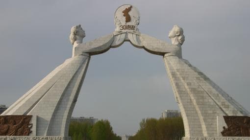 El Monumento a la Reunificación de Corea, otro alarde «kitsch» de la arquitectura de Pyongyang
