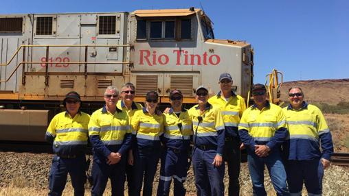 El equipo de Rio Tinto con la locomotora utilizada en este viaje autònomo en Australia