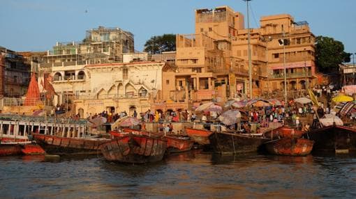 La vida bulle alrededor del río en la India