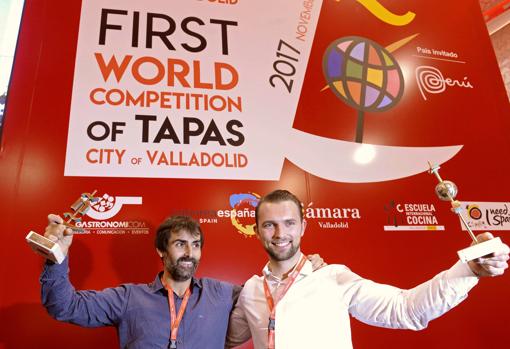 Igor Rodriguez (izquierda) del restaurante Ham, y el noruego Oyvind Boe Dalelv, posan con los galardones del XIII concurso Nacional de Pinchos y Tapas Ciudad de Valladolid y del I Campeonato Mundial de la Tapa, que ambos han conseguido respectivamente
