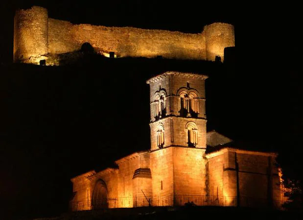 Ermita de Santa Cecilia de Aguilar, con el castillo al fondo