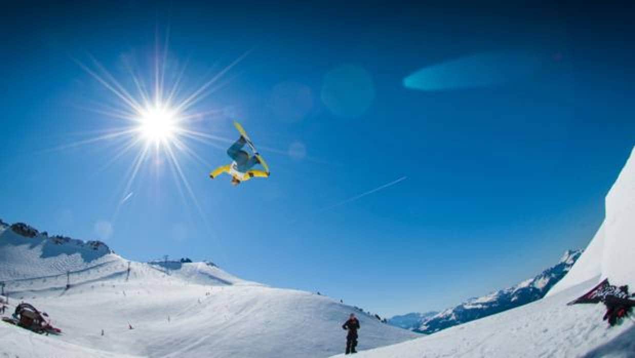 Un espectacular salto de un especialista en snowboard