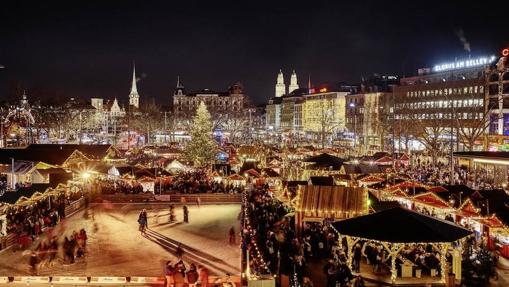 Mercadillo situado en Sechseläutenplatz, plaza próxima a la Ópera, conocido como «El pueblecito de la Navidad»