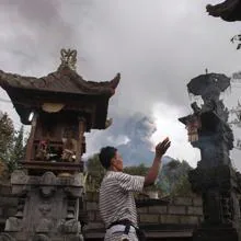 Un aldeano reza en su casa de Besakih (Bali)