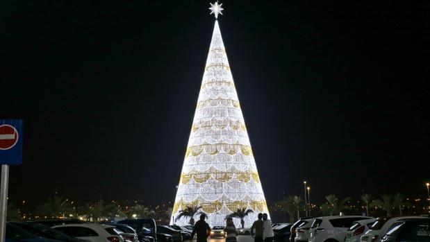 El árbol de Navidad más grande de Europa y el segundo del mundo, de 56 metros, en Granada