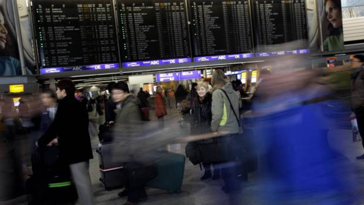 Pasajeros en el aeropuerto de Fráncfort