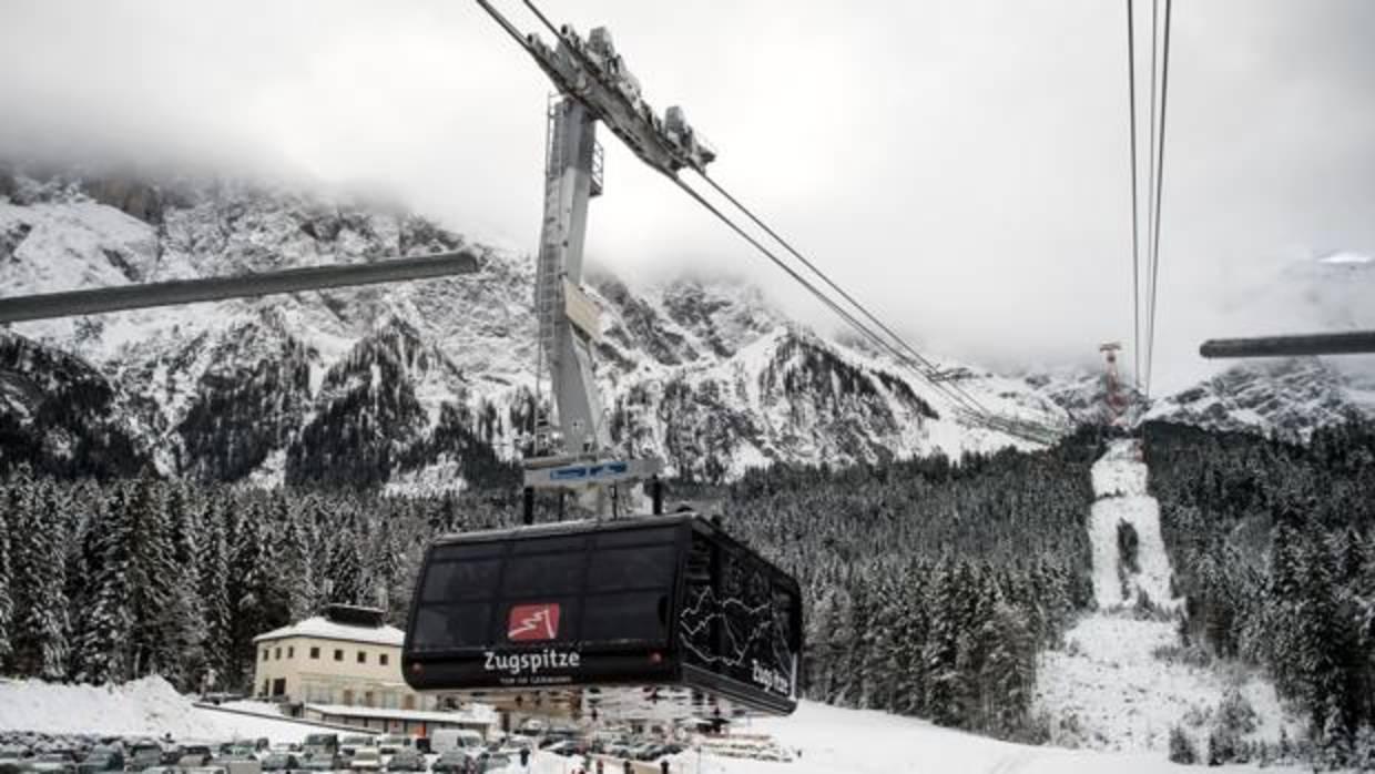 ista de una cabina del nuevo teleférico de la montaña Zugspite durante su ceremonia de inauguración en Garmisch-Partenkirchen (Alemania)