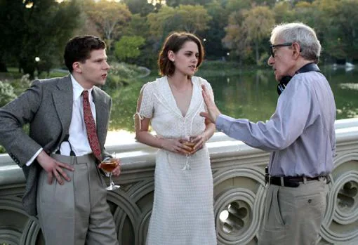 Woody Allen con Jesse Eisenberg y Kristen Stewart, en el Bow Bridge durante el rodaje de Cafe Society