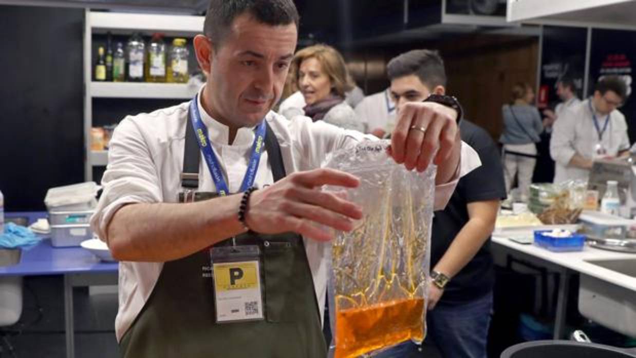 El chef Richard Camarena, durante su ponencia Nuevas salsas clásicas de jugos esenciales, en la segunda jornada de Madrid Fusión