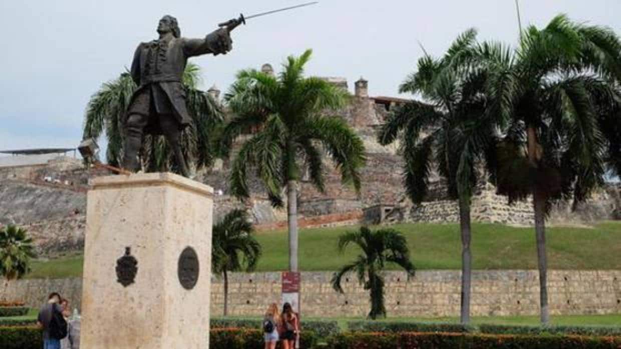Estatua de Blas de Lezo ante el Castillo de San Felipe, la más formidable fortaleza construida por España en América