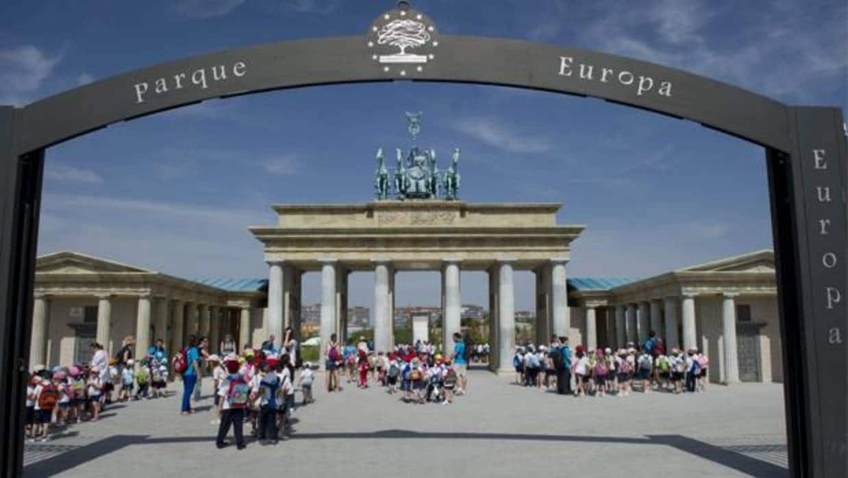 Entrada al Parque Europa, con la Puerta de Brandeburgo en primer término