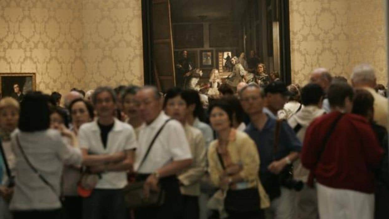 Un grupo de turistas frente a «Las Meninas» de Velázquez