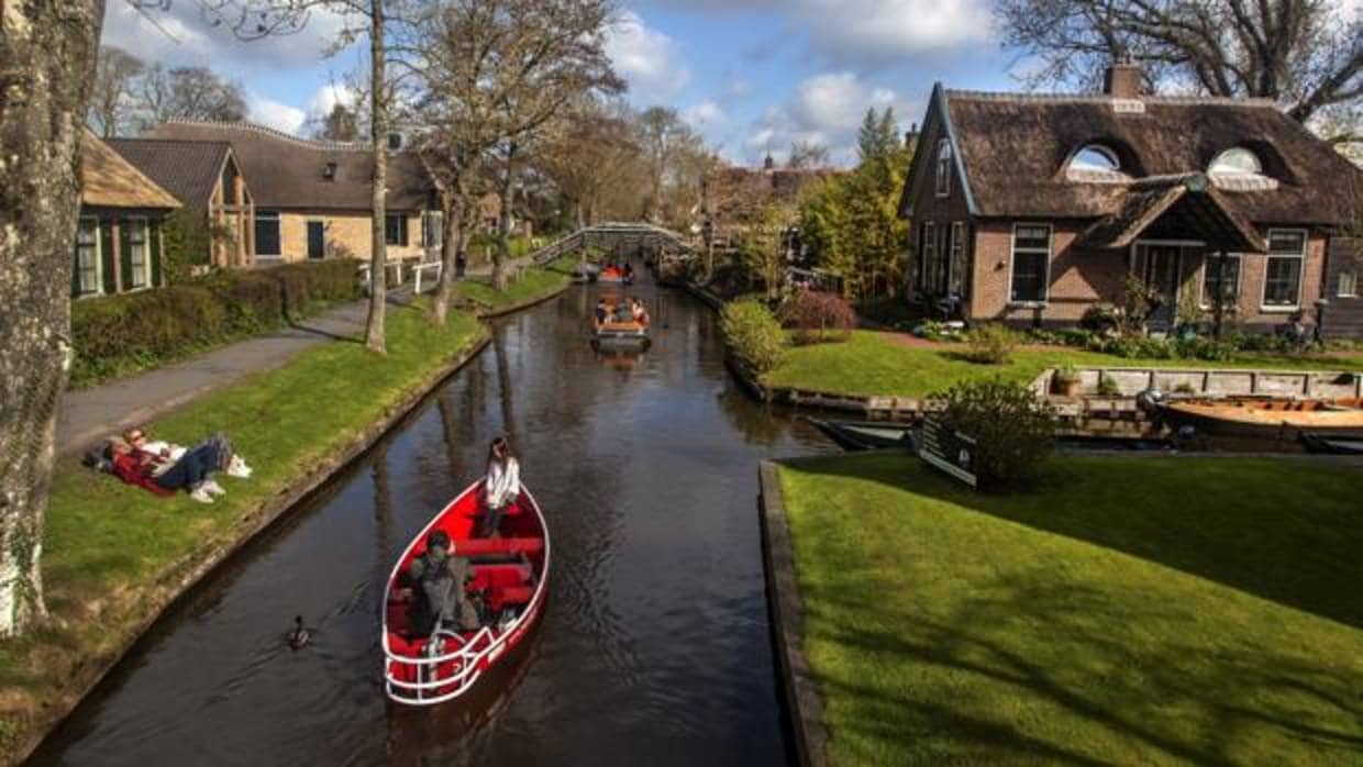 Giethoorn, un pueblo de Holanda conocido como «La Venecia del norte», situado al borde de un parque natural a 120 kilómetros de Amsterdam