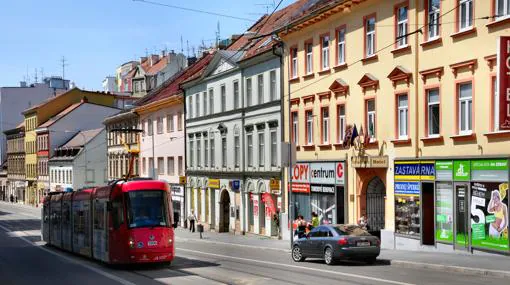 Los populares tranvías rojos en la calle Pekarská