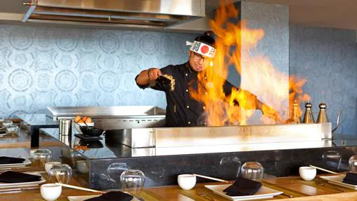 Un cocinero del restaurante Narumi en plena preparación del menú de especialidades asiáticas