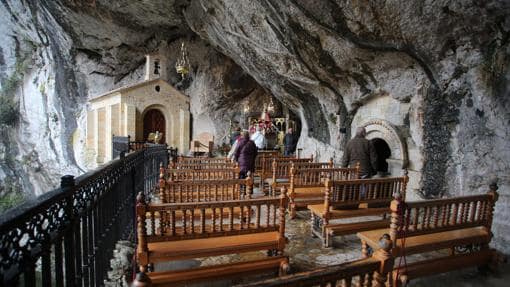 La Virgen de Covandonga, en la gruta natural en el santuario