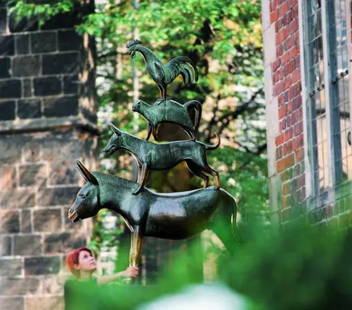 Bremen, la ciudad de los músicos de los hermanos Grimm. Los músicos de Bremen es una escultura de bronce de Gerhard Marcks, erigida en 1953 en el Ayuntamiento