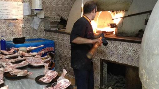 Los lechazos en sus cazuelas de barro, antes de meterlas al horno