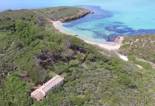 El islote está situado a 200 metros de la costa nordeste de Menorca