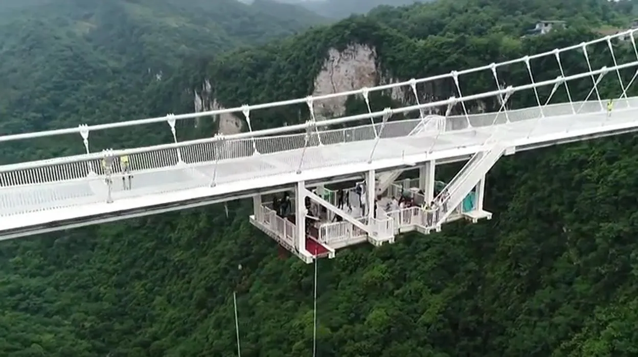 El impresionante salto desde el puente de cristal más alto del mundo