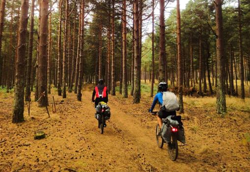 Dos ciclistas en el Camino Primitivo a su paso por Asturias