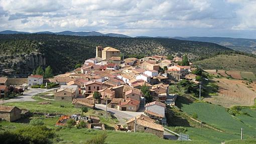 Moscardón está situado en el sector central de la Sierra de Albarracín, a una altitud de 1.415 metros, a 18,5 kilómetros de Albarracín y 54 de Teruel