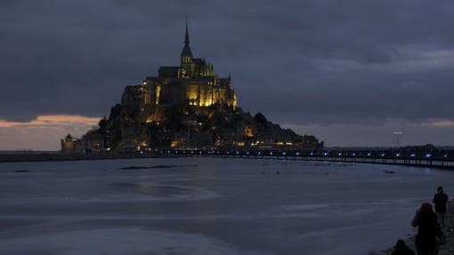 Mont Saint-Michel se encuentra frente a la costa de Normandía, en la embocadura del río Couesnon